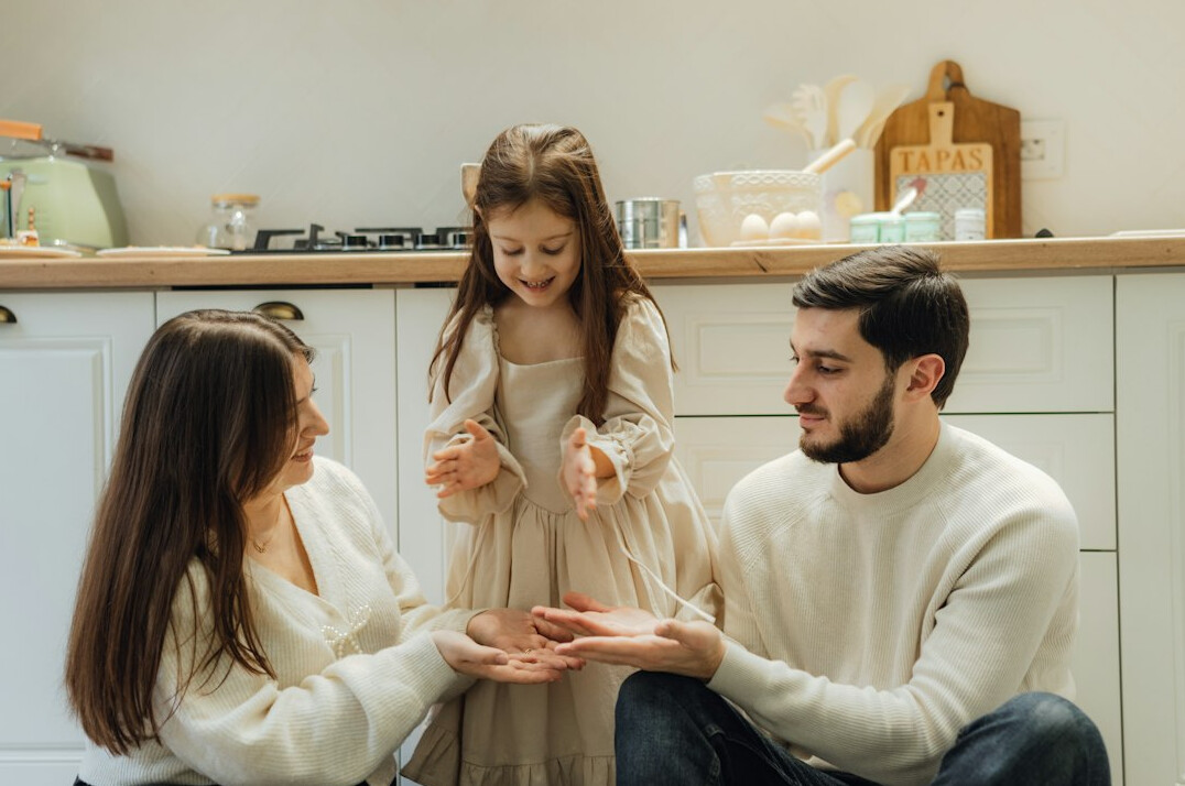 parents teaching child about money